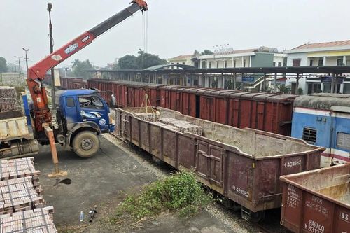 Đường sắt vận chuyển miễn phí 1 triệu viên gạch góp sức vào 'Chiến dịch Quang Trung'