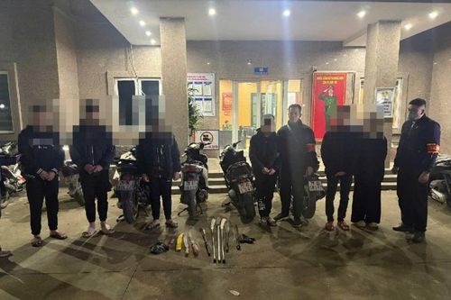Kiểm tra các đối tượng 'ngổ ngáo', lực lượng 141 thu giữ nhiều hung khí