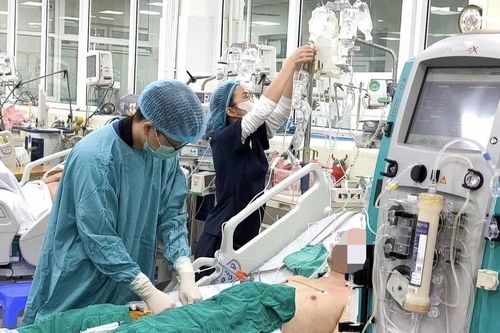Cứu sống một giảng viên người nước ngoài bị sốc nhiễm khuẩn, viêm phổi nặng