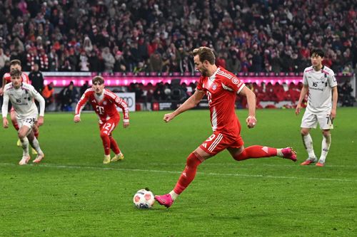Kane lại cứu Bayern, chạm cột mốc lịch sử