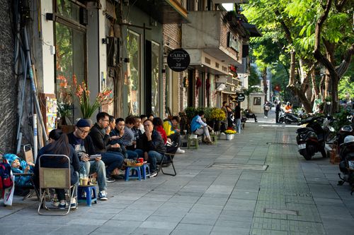 Cảnh khác lạ trên vỉa hè phố cổ Hà Nội
