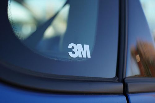 Chữ '3M' trên kính ôtô là gì?