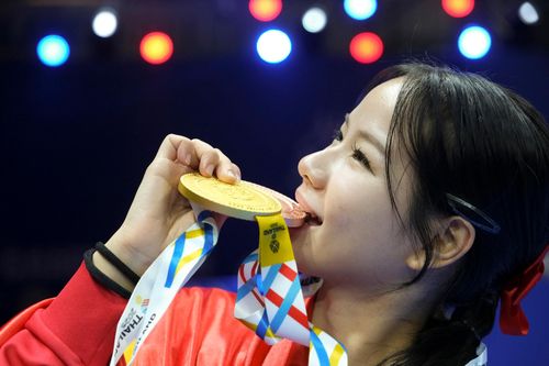 Nơ đỏ, má hồng và móng tay xanh của nữ VĐV Việt Nam ở SEA Games 33