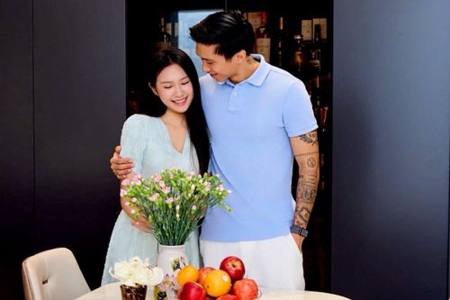 Đoàn Văn Hậu mời hội bạn cầu thủ đến biệt thự ăn sinh nhật vợ