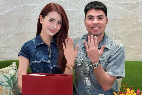 Đức Huy và bạn gái MC khoe nhẫn cưới