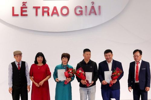 Đặt nguồn cội vào một cuộc trò chuyện lớn với thơ ca