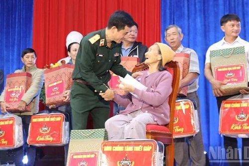 Binh chủng Tăng thiết giáp nhận phụng dưỡng 11 mẹ Việt Nam Anh hùng ở phường Điện Bàn Đông