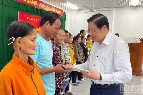 Đồng chí Phan Đình Trạc thăm hỏi, tặng quà người dân bị ảnh hưởng lũ tại Lâm Đồng