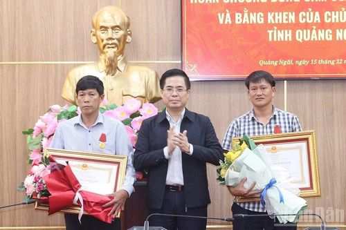 Trao Huân chương Dũng cảm của Chủ tịch nước tặng thưởng 2 công dân đặc khu Lý Sơn