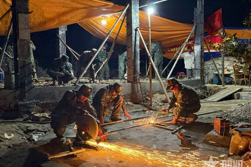 Xuyên đêm xây nhà cho người dân vùng lũ