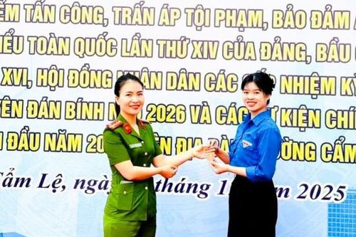 Công an phường Cẩm Lệ phát hành móc khóa tuyên truyền về ANTT và ATGT