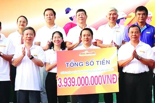 Hơn 1.000 người đi bộ gây quỹ chăm lo người khó khăn