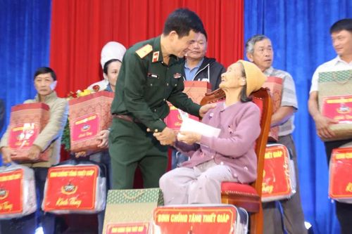 Binh chủng Tăng thiết giáp nhận phụng dưỡng 11 Mẹ Việt Nam Anh hùng