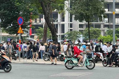Kiến nghị giữ xe tạm tại khu vực sân khấu Sen Hồng phục vụ khách đi Metro số 1