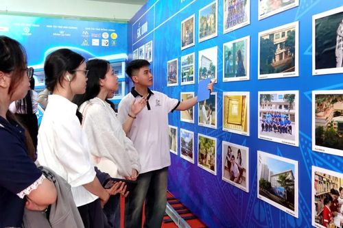 Khai mạc Triển lãm '50 năm - Rạng rỡ ánh hồng'