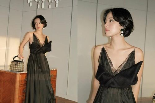 'Cô em trendy' Khánh Linh diện váy đen khoe vẻ đẹp ma mị