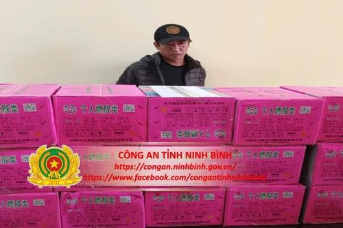 Phát hiện ô tô chở 2 bao tải hàng cấm in chữ nước ngoài ở Ninh Bình