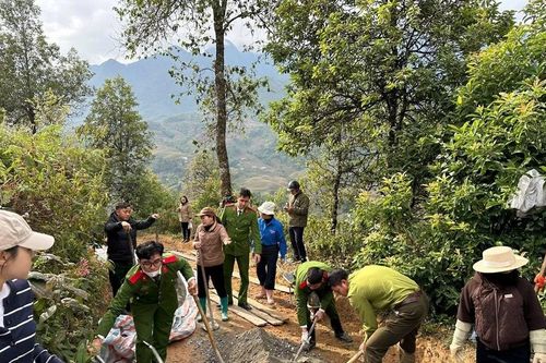 Công an Lào Cai chung sức đổ bê tông, làm đường cùng người dân