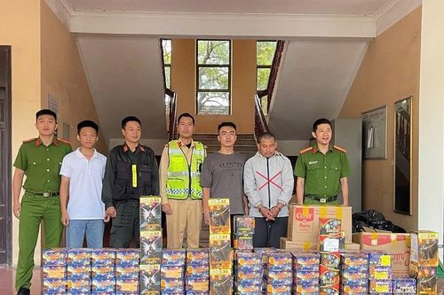 Bắt quả tang đối tượng vận chuyển hơn 300kg pháo nổ ở Nghệ An