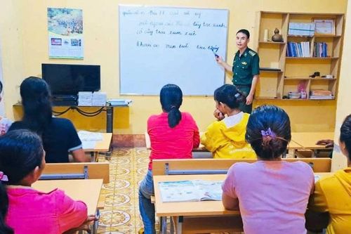 Thiếu tá Nguyễn Văn Luân vận động 'biết chữ để đổi đời' nơi biên giới
