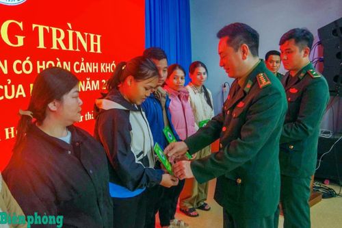 Tặng quà cho nhân dân khu vực biên giới bị ảnh hưởng bởi mưa lũ