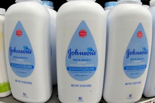 Johnson & Johnson phải bồi thường 40 triệu USD cho hai bệnh nhân ung thư dùng phấn rôm