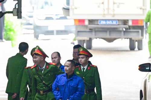 Xét xử cựu Phó Chánh án tòa Cấp cao tại Đà Nẵng và 27 bị cáo khác