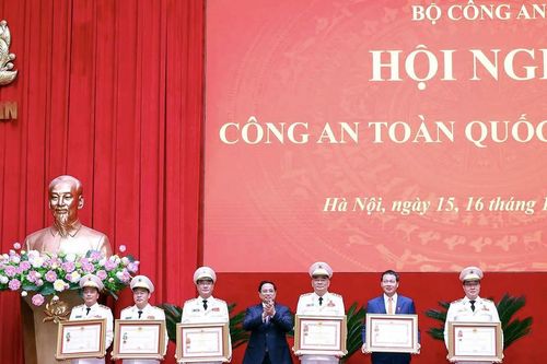 Bí thư Tỉnh ủy Đồng Nai Vũ Hồng Văn được tặng thưởng Huân chương Quân công hạng Ba