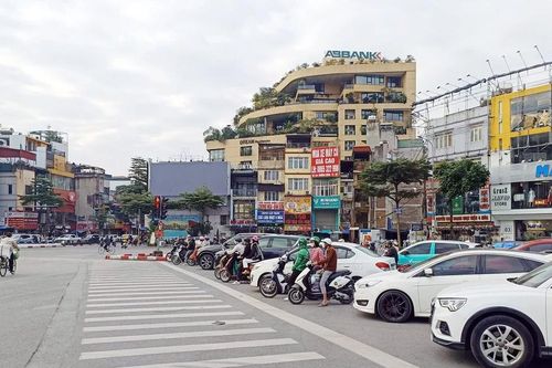 Hơn 1.800 camera AI tại Hà Nội vận hành: Tài xế dừng đèn đỏ 'thẳng như kẻ chỉ'
