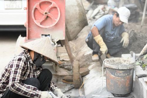 Hà Nội siết chặt kiểm soát bụi mịn từ công trường lát vỉa hè