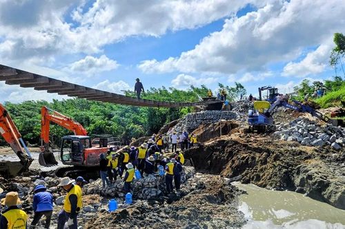 Người đường sắt bám trụ giữ tàu giữa lúc nhà ngập lụt, gia đình gặp khó