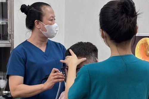 Ngủ dậy bỗng điếc một bên tai khi trời rét, phó giáo sư cảnh báo 72 giờ vàng