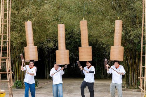 HIEUTHUHAI, Kiều Minh Tuấn bị chày giã gạo rơi vào đầu ở '2 ngày 1 đêm'