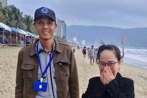 Rơi kỷ vật đính hôn trên bãi biển, du khách vỡ òa được người dân Đà Nẵng tìm lại