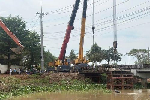 Xe cẩu quá tải làm sập nhịp cầu tạm, giao thông bị tê liệt