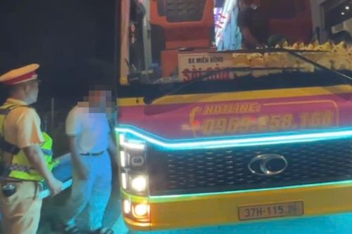 Phát hiện xe khách hết hạn đăng kiểm vẫn chạy băng băng trên cao tốc