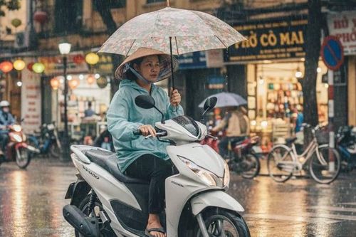 Cầm ô khi đi xe máy húc thẳng đầu ô tô, tài xế bị phạt nặng đến mức nào?