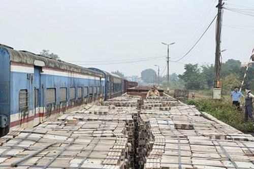 Ngành Đường sắt miễn phí vận chuyển 1 triệu viên gạch hỗ trợ người dân miền Trung xây dựng nhà ở