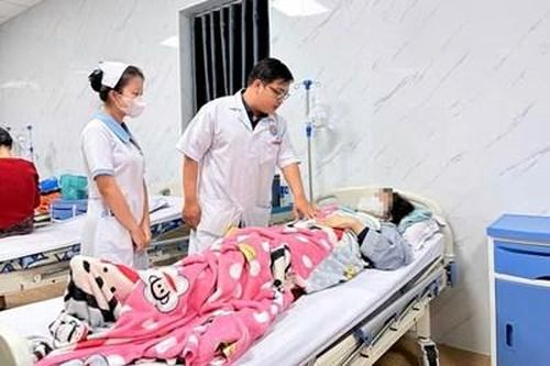 Bộ Y tế yêu cầu làm rõ nguyên nhân vụ nghi ngộ độc bánh mì khiến 50 người nhập viện ở Quảng Ngãi