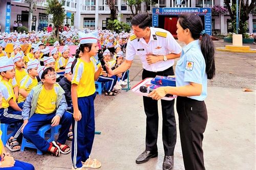 Hơn 4.000 giáo viên, học sinh được tuyên truyền, giáo dục về truyền thống quân đội, biển đảo