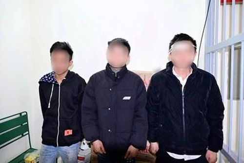 Tạm giữ 3 đối tượng cầm chai bia đuổi, đánh người giữa đường
