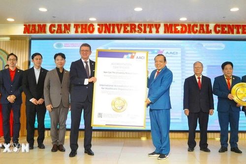 Bệnh viện đầu tiên đạt chứng nhận kiểm định chất lượng tiêu chuẩn Hoa Kỳ AACI