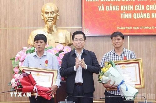Trao Huân chương Dũng cảm của Chủ tịch nước cho 2 công dân Lý Sơn