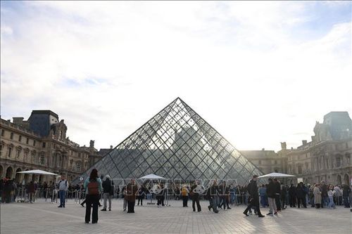 Pháp: Bảo tàng Louvre lại đóng cửa