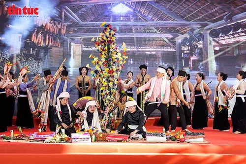 Nghệ nhân ưu tú Đinh Quang Chưởng, 'người giữ hồn' cho dân ca Mường