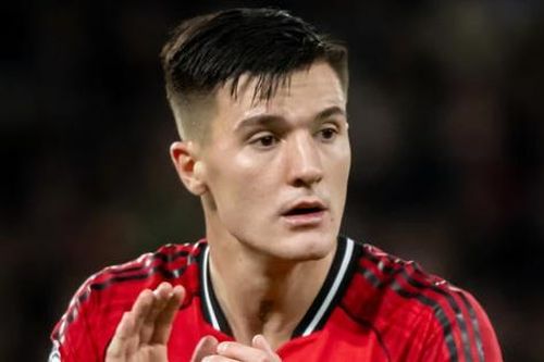 Tiền đạo Sesko của Man United bị ngộ độc thực phẩm