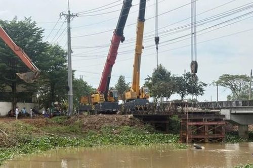Không muốn đi vòng 50 km, xe tải gắn cẩu hạng nặng khiến cầu sập ngay nhịp giữa