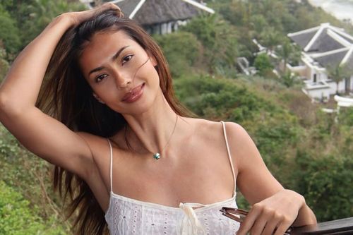 Hoa hậu Thái Lan qua Việt Nam ăn cưới, diện váy dây để lộ 1 chi tiết cực quyến rũ