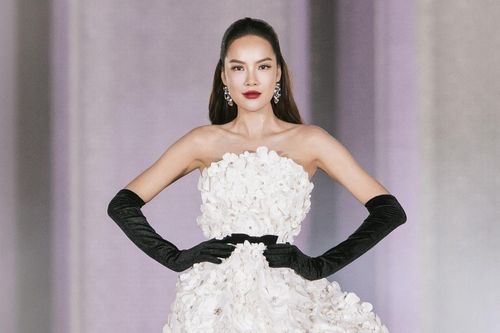 Hoa hậu Lê Hoàng Phương khoe vai trần quyến rũ, nhan sắc ngày một 'thăng hạng' khiến ai cũng xuýt xoa