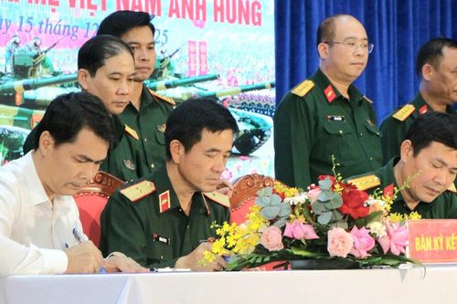 Binh chủng Tăng thiết giáp nhận phụng dưỡng 11 Mẹ Việt Nam Anh hùng